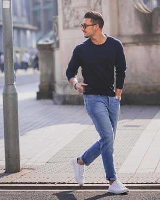 Comment porter un pull à col rond bleu marine avec un jean bleu
