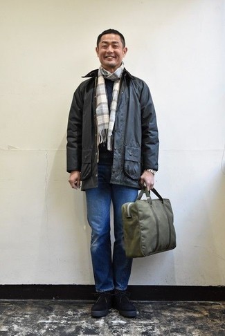 Comment porter un pull à col rond bleu marine avec un jean bleu quand il fait frais