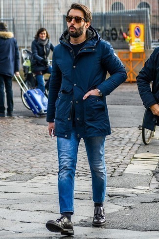Comment porter un pull à col rond bleu marine avec un jean bleu