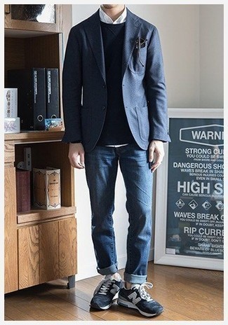 Comment porter un pull à col rond bleu marine avec un jean bleu