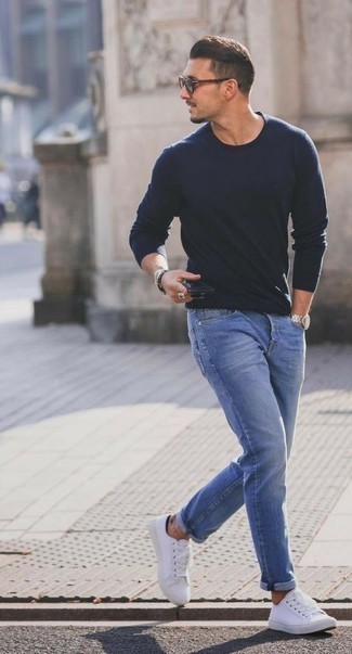 Comment porter un pull à col rond bleu marine avec un jean bleu