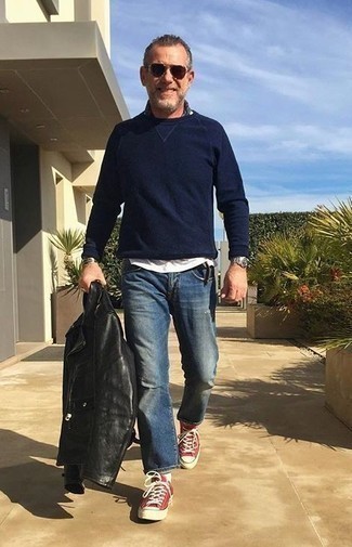 Comment porter un pull à col rond bleu marine avec un jean bleu