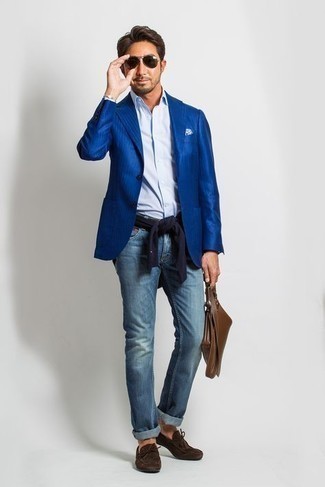 Comment porter un pull à col rond bleu marine avec un jean bleu