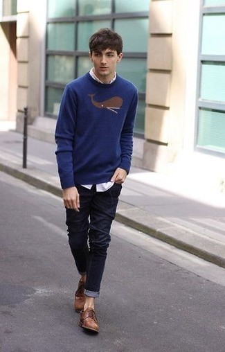 Comment porter un pull à col rond bleu marine avec un jean bleu