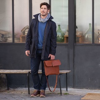 Comment porter un pull à col rond bleu marine avec un jean bleu