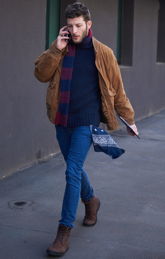 Comment porter un pull à col rond bleu marine avec un jean bleu quand il fait frais