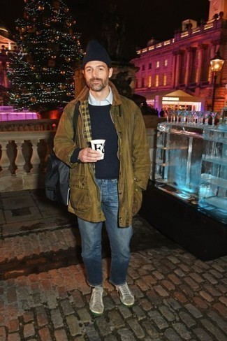 Comment porter un pull à col rond bleu marine avec un jean bleu quand il fait frais