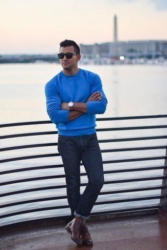 Comment porter un pull à col rond bleu marine avec un jean bleu
