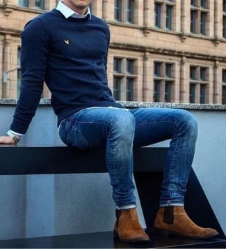 Comment porter un pull à col rond bleu marine avec un jean bleu