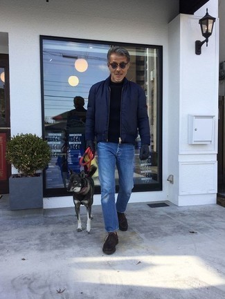 Comment porter un pull à col rond bleu marine avec un jean bleu