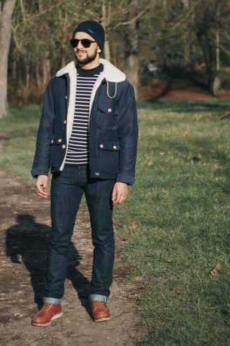 Comment porter un pull à col rond bleu marine avec un jean bleu