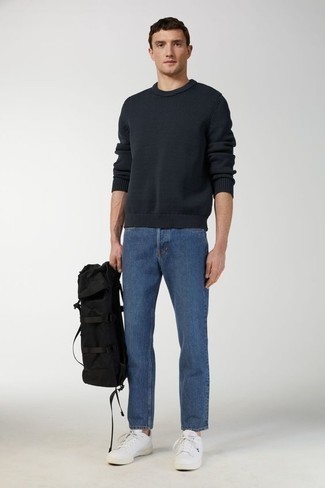 Comment porter un pull à col rond bleu marine avec un jean bleu