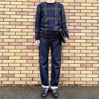 Comment porter un pull à col rond bleu marine avec un jean bleu