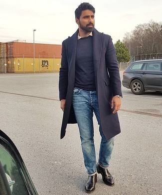 Comment porter un pull à col rond bleu marine avec un jean bleu quand il fait frais