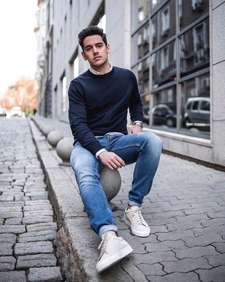 Comment porter un pull à col rond bleu marine avec un jean bleu