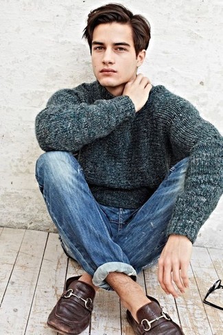 Comment porter un pull à col rond bleu marine avec un jean bleu