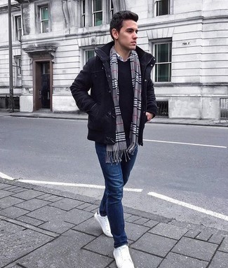 Comment porter un pull à col rond bleu marine avec un jean bleu