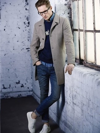 Comment porter un pull à col rond bleu marine avec un jean bleu
