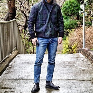 Comment porter un pull à col rond bleu marine avec un jean bleu
