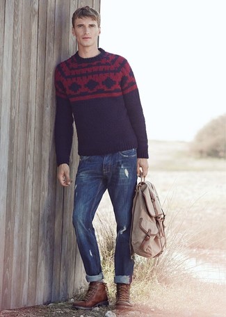 Comment porter un pull à col rond bleu marine avec un jean bleu