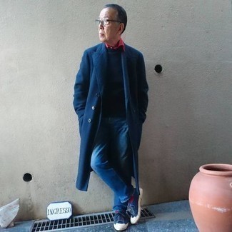 Comment porter un pull à col rond bleu marine avec un jean bleu quand il fait frais