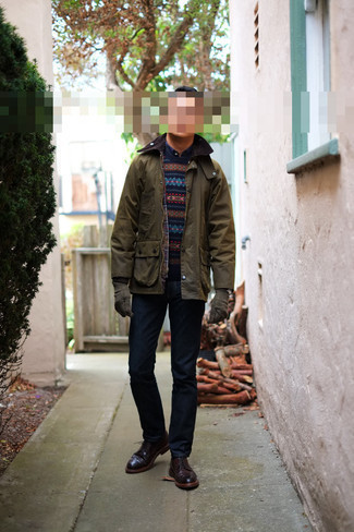 Comment porter un pull à col rond bleu marine avec un jean bleu