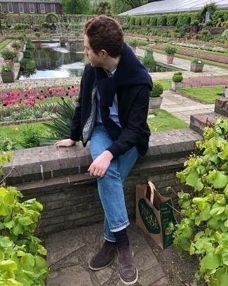 Comment porter un pull à col rond bleu marine avec un jean bleu quand il fait frais
