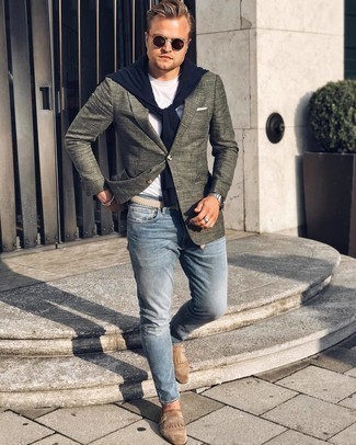 Comment porter un pull à col rond bleu marine avec un jean bleu