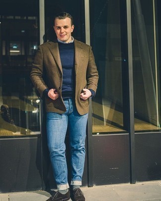 Comment porter un pull à col rond bleu marine avec un jean bleu