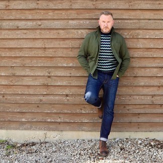Comment porter un pull à col rond bleu marine avec un jean bleu