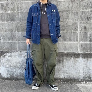 Comment porter un sac fourre-tout en denim bleu marine