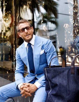 Comment porter un sac fourre-tout en denim bleu marine