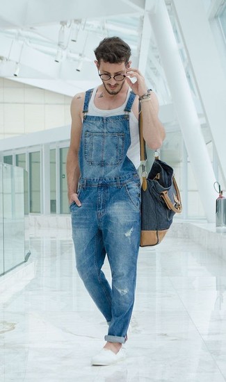 Comment porter un sac fourre-tout en denim bleu marine