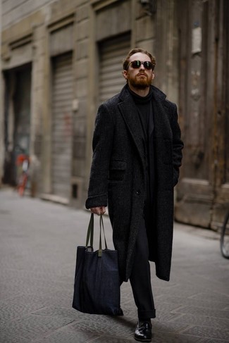 Comment porter un sac fourre-tout en denim bleu marine