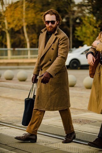 Comment porter un sac fourre-tout en denim bleu marine