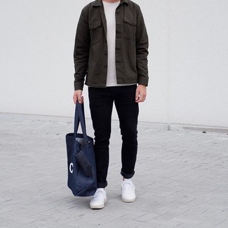 Comment porter un sac fourre-tout en denim bleu marine