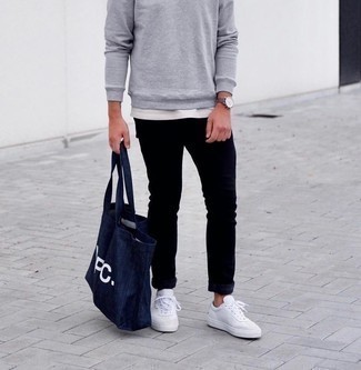Comment porter un sac fourre-tout en denim bleu marine