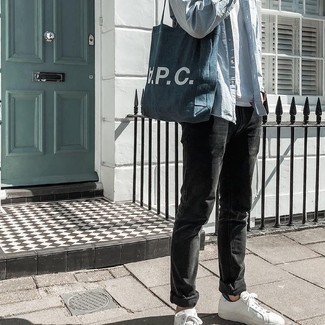 Comment porter un sac fourre-tout en denim bleu marine