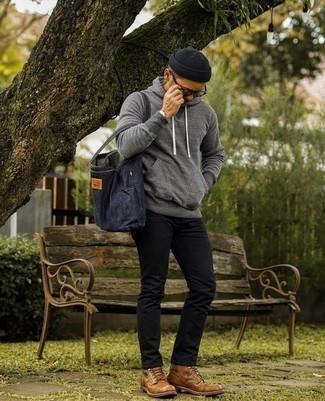 Comment porter un sac fourre-tout en denim bleu marine