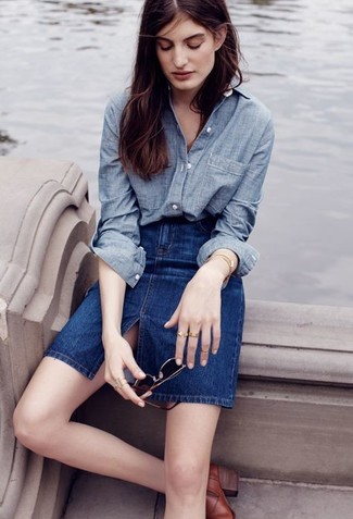 Comment porter une chemise de ville bleu marine pour un style elégantes à 30 ans