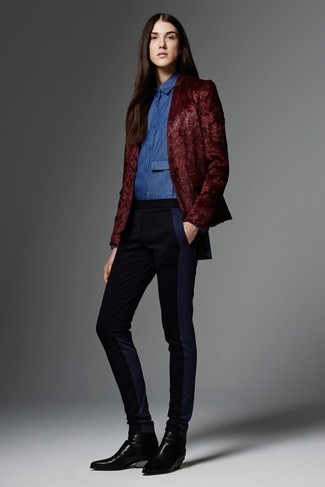 Comment porter une chemise de ville bleu marine à 20 ans
