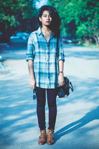 Comment porter une chemise de ville bleu marine à 20 ans