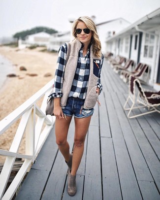 Comment porter une chemise de ville bleu marine à 30 ans