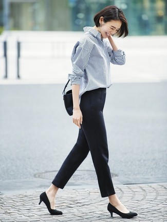 Comment porter une chemise de ville bleu marine pour un style elégantes à 30 ans