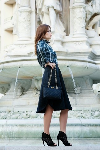 Comment porter une chemise de ville bleu marine pour un style elégantes à 30 ans