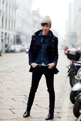 Comment porter une chemise de ville bleu marine pour un style chic decontractés à 30 ans