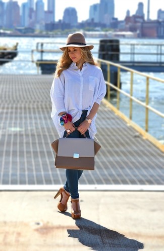 Comment porter une chemise de ville bleu marine pour un style elégantes à 30 ans