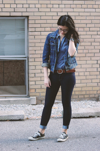 Comment porter une chemise de ville bleu marine pour un style chic decontractés à 30 ans