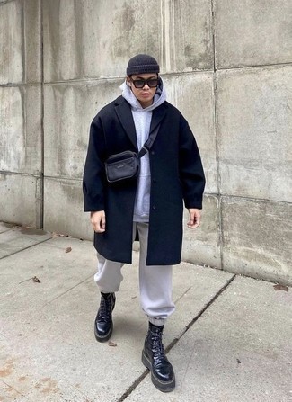 Comment porter un sac banane bleu marine