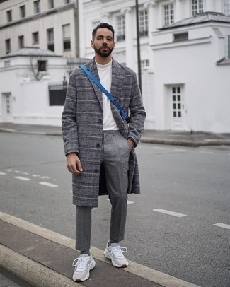 Comment porter un sac banane bleu marine